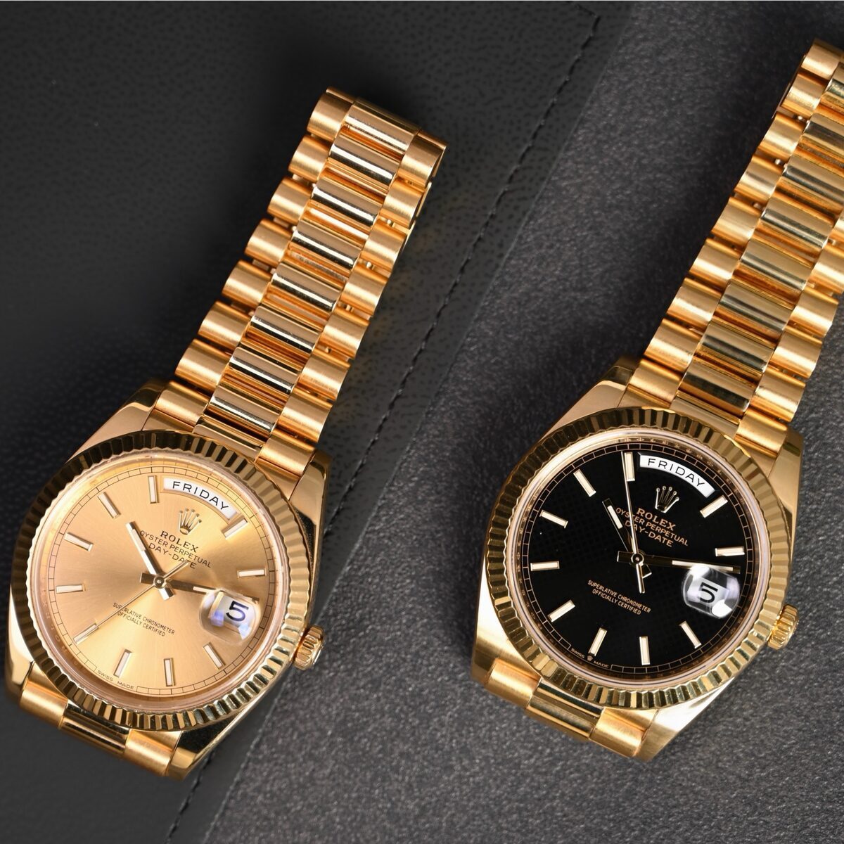 Zwei Rolex Day-Date 40 in Gelbgold mit champagnerfarbenem und schwarzem Zifferblatt Zwei Rolex Day-Date 40 in Gelbgold mit champagnerfarbenem und schwarzem Zifferblatt